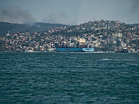 38 DSC2687 Schiffstour Bosporus  der Frachter fährt weiter in das Schwarze Meer.