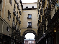 Madrid 2012 -5  Einer der neun Durchgänge auf die Plaza Mayor. : Madrid