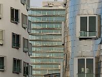 041  Blick durch die Gehrys auf das Stadttor. : Düsseldorf, Medienhafen