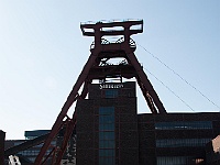 007  Gleich nebenan das Industriedenkmal "Zeche Zollverein".