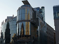 017  Der Kirchturm spiegelt sich in modernen Gebäuden.