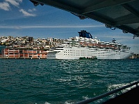 04 DSC2651 Schiffstour Bosporus  Hier liegen die Kreuzfahrtschiffe.