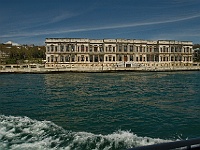 16 DSC2663 Schiffstour Bosporus  Dieser ehem. Palast beherbert heute das Hotel Kempinski.