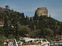 29 DSC2676 Schiffstour Bosporus  Die Festungsanlage Rumeli auf der europäischen Seite.