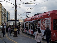 016 DSC2387 Straßenbahn in Eminönü  Moderne Straßenbahn - unser liebstes Verkehrsmittel.