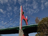 009  Die Brücke über den Rio Nervión passt in Form und Farbe ganz gut zu dem Museum.