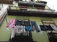 020  Wie überall im Süden wird Wäsche auch an den Balkonen getrocknet.