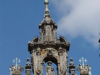 133  Jakobus (span.=Santiago) thront in der Spitzes des Turms.