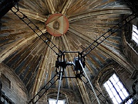 145  Unter der Kuppel ist die Mechanik für das gewaltige, 70 kg schwere Weihrauchfass befestigt, das 60 Meter durch das Kirchenschiff schwingt.