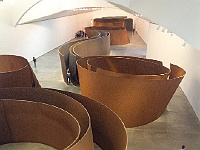 006  The matter of times von Richard Serra.  1200 Tonnen Stahl. Um dieses Kunstwerk herum wurde das Museum errichtet.